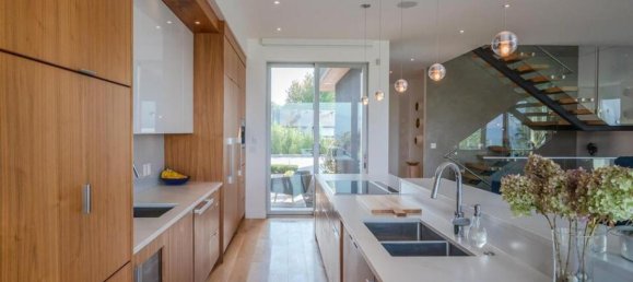 4 bedrooms House in British Columbia, Canada No. 1176 11