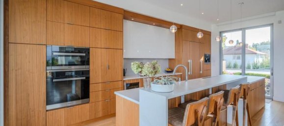 4 bedrooms House in British Columbia, Canada No. 1176 10