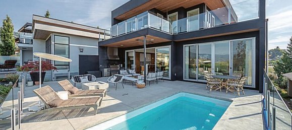 4 bedrooms House in British Columbia, Canada No. 1176 2