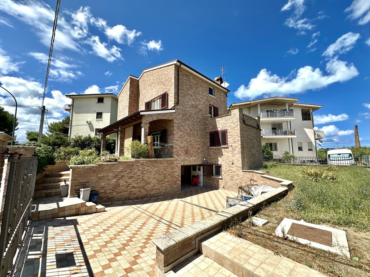4 bedrooms Villa in San Salvo, Italy No. 390457