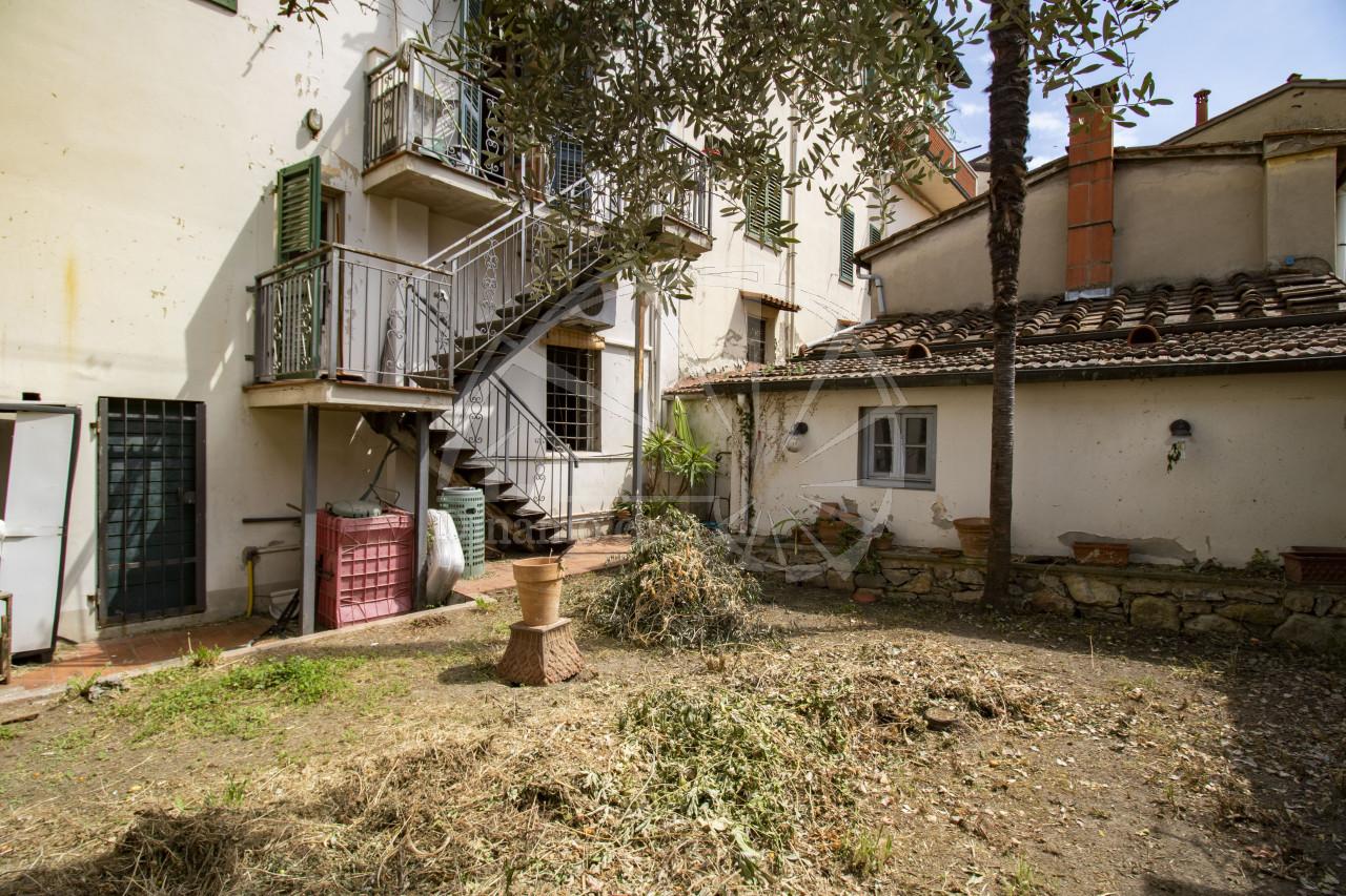 Casa de 5 habitaciónes en Prato, Italy No. 68820