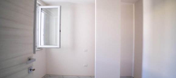 5 rooms Apartment in Frattamaggiore, Italy No. 277979 3