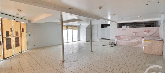 273m² Commercial property in Vendome, France No. 59157 2