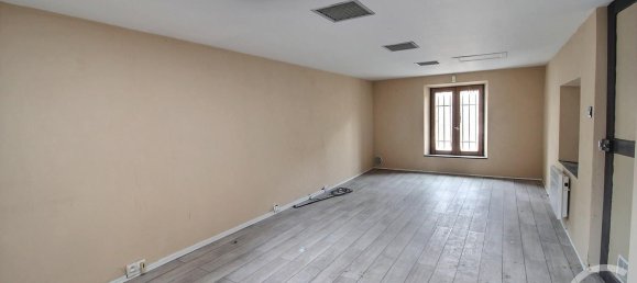 273m² Commercial property in Vendome, France No. 59157 3