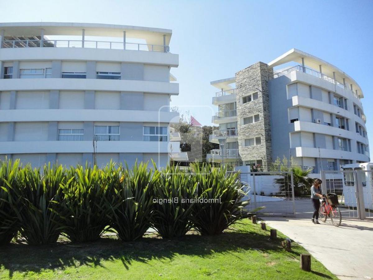 3 bedrooms Apartment in Montevideo, Uruguay No. 3101