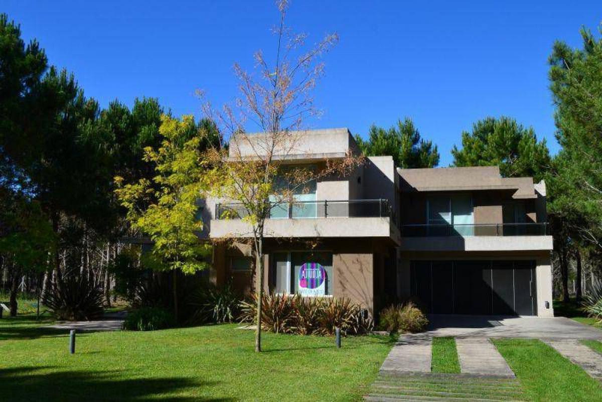 5 bedrooms House in Mar del Plata, Argentina No. 69232