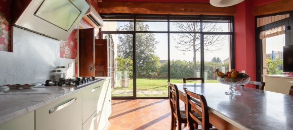 4 bedrooms Villa in Lucca, Italy No. 229143 6