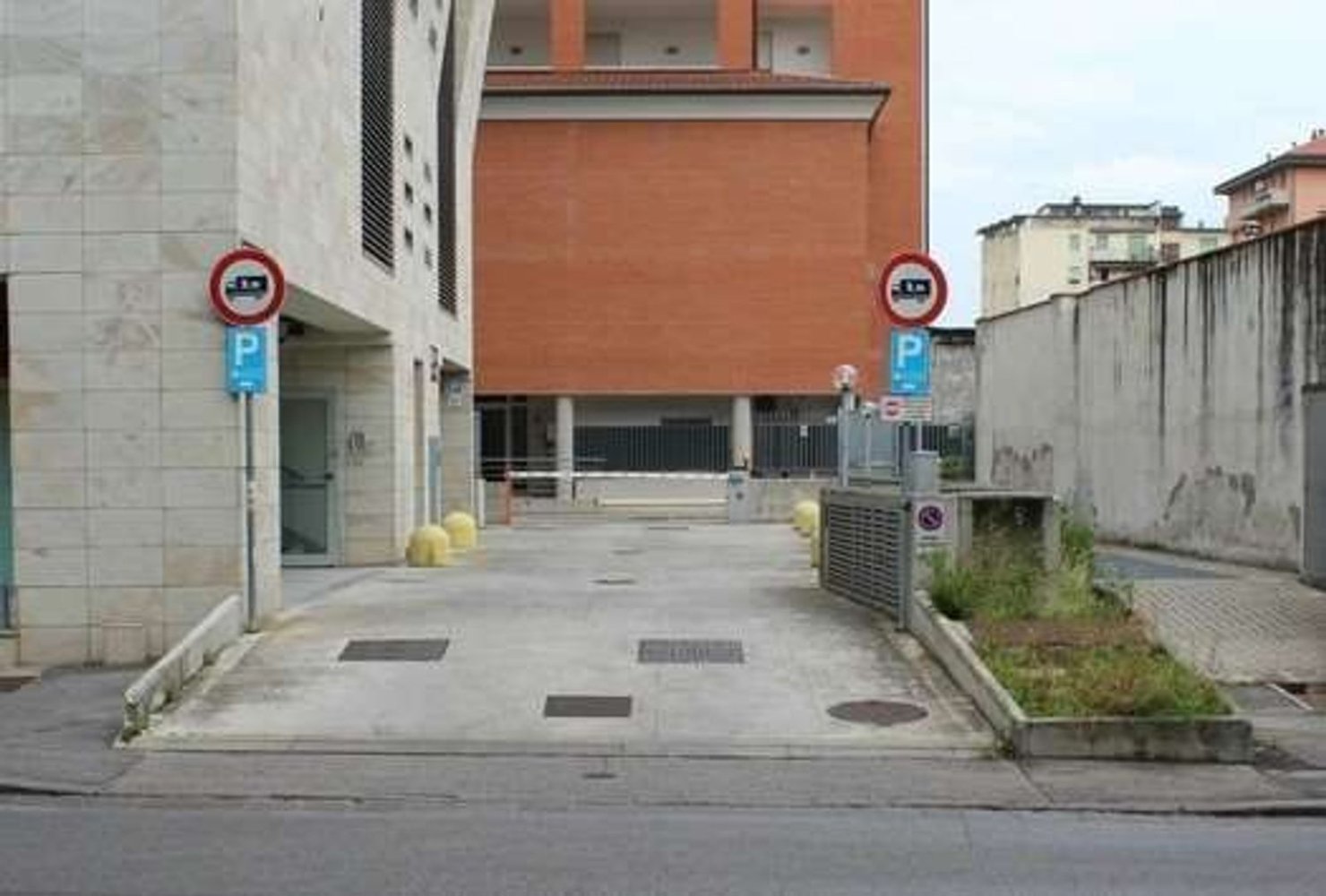 Garage in Prato, Italy 298m², Nr. 335962