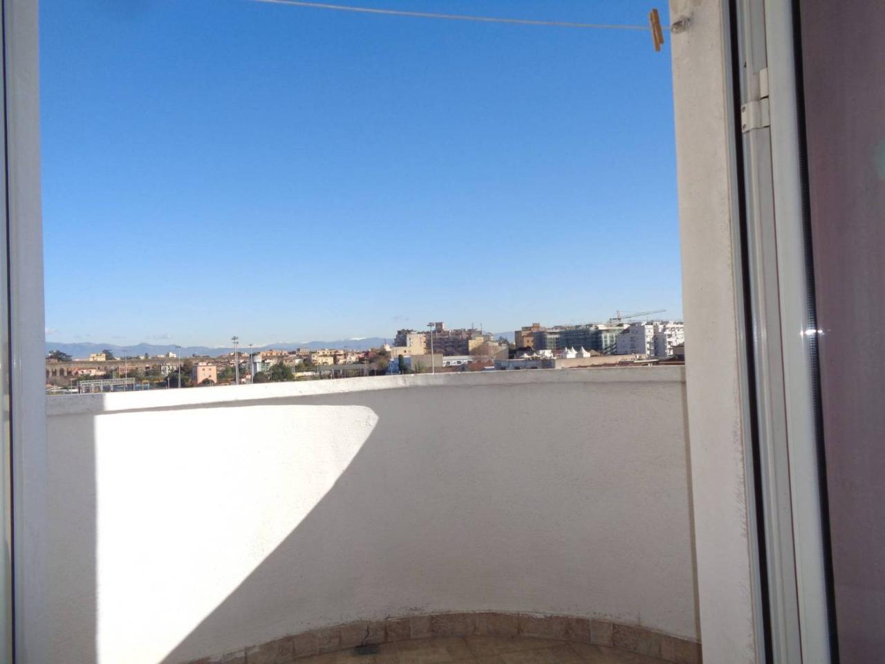 2 rooms Apartment in Rome, Italy No. 35918