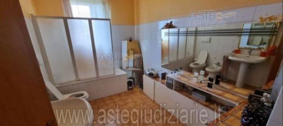 5 bedrooms Apartment in Livorno, Italy No. 48055 15
