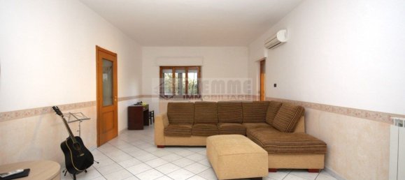5 rooms Apartment in Davoli, Italy No. 124729 2