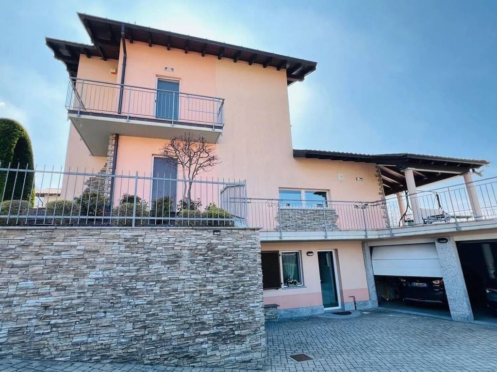 4 bedrooms Villa in Marchirolo, Italy No. 332146