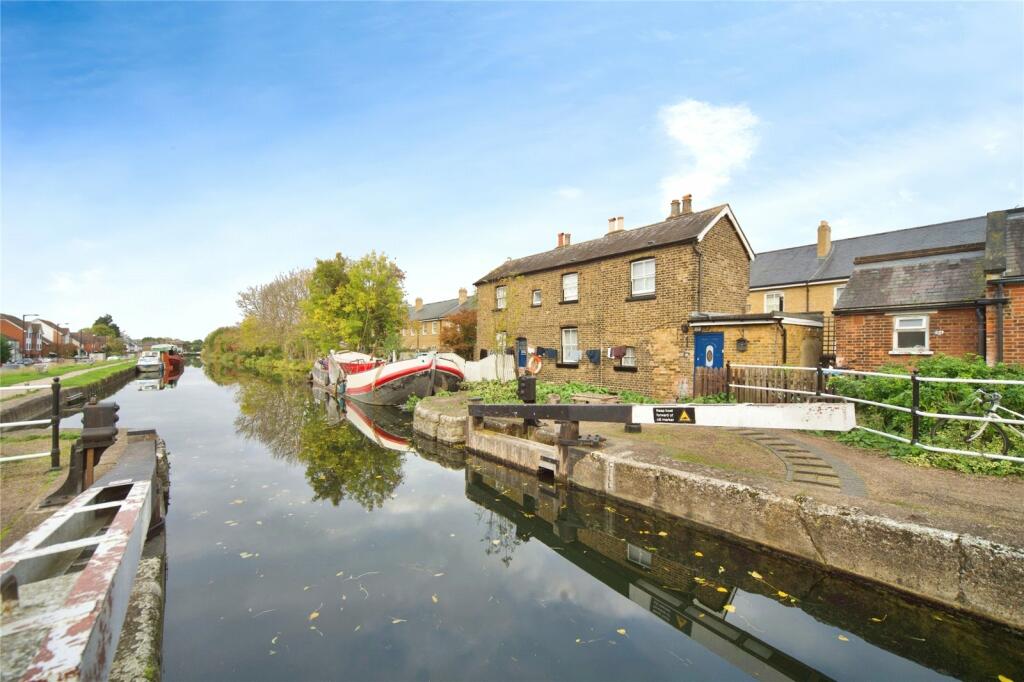 3 bedrooms House in Enfield, United Kingdom No. 11499