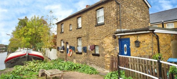 3 bedrooms House in Enfield, United Kingdom No. 11499 4