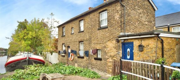 3 bedrooms House in Enfield, United Kingdom No. 11499 2