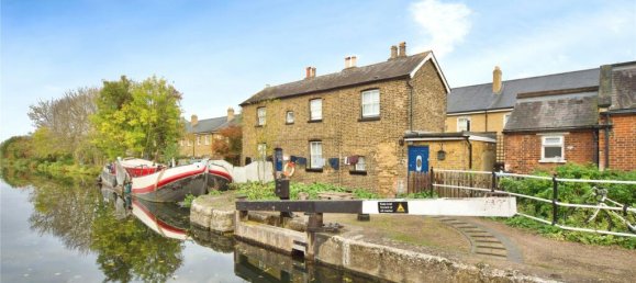 3 bedrooms House in Enfield, United Kingdom No. 11499 11