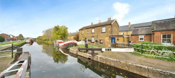 3 bedrooms House in Enfield, United Kingdom No. 11499 12