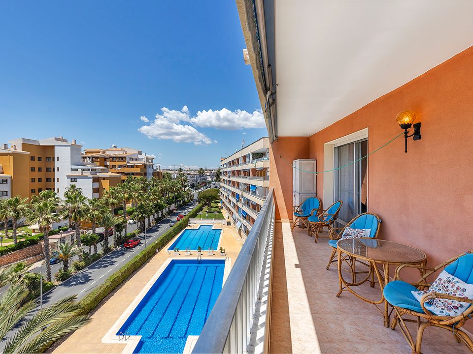 Apartamento de 3 dormitorios en Torrevieja, Spain No. 181513