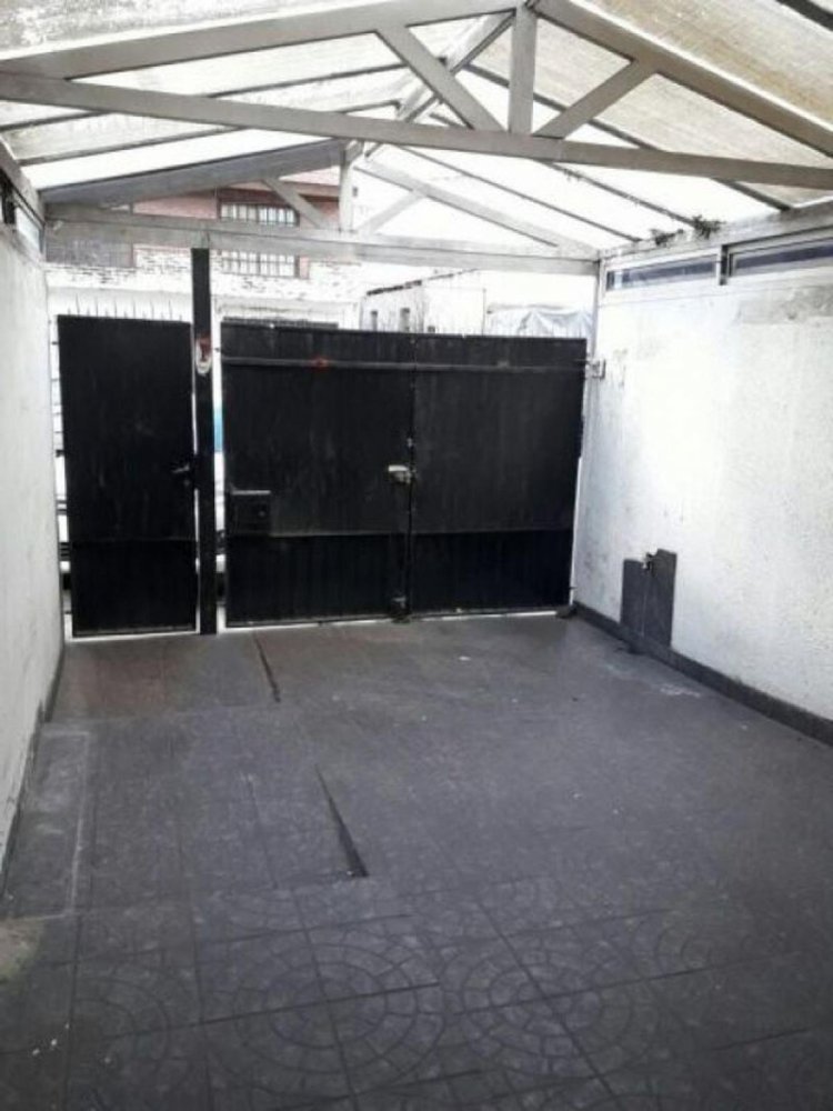 2 bedrooms House in Lanus, Argentina No. 8003