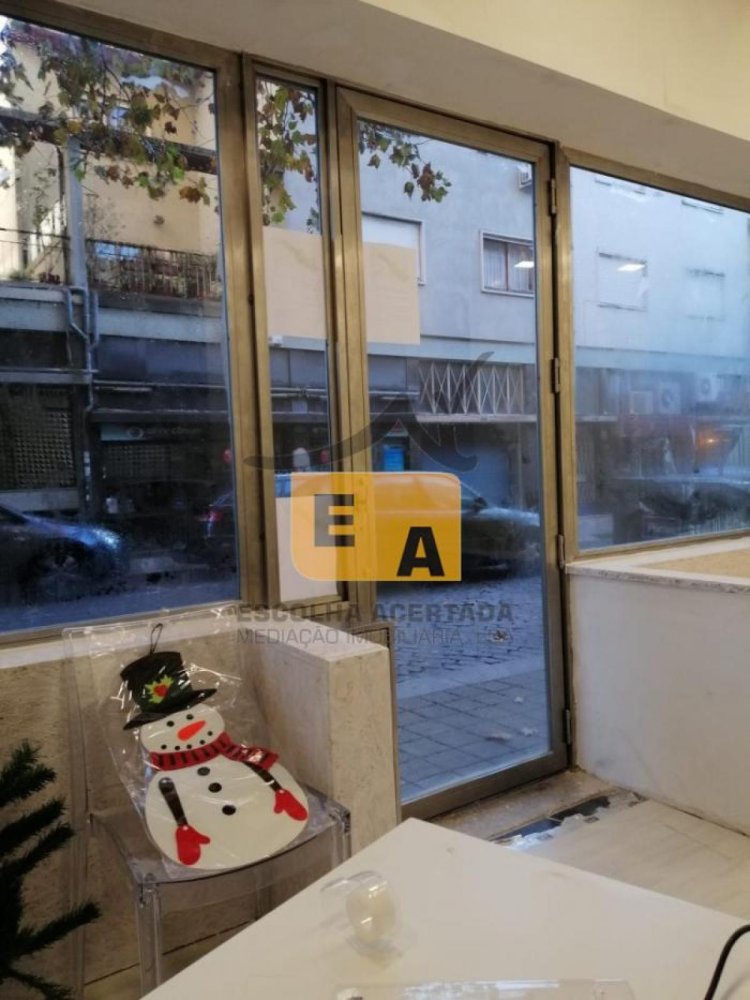 149m² Shop in Porto, Portugal No. 8388