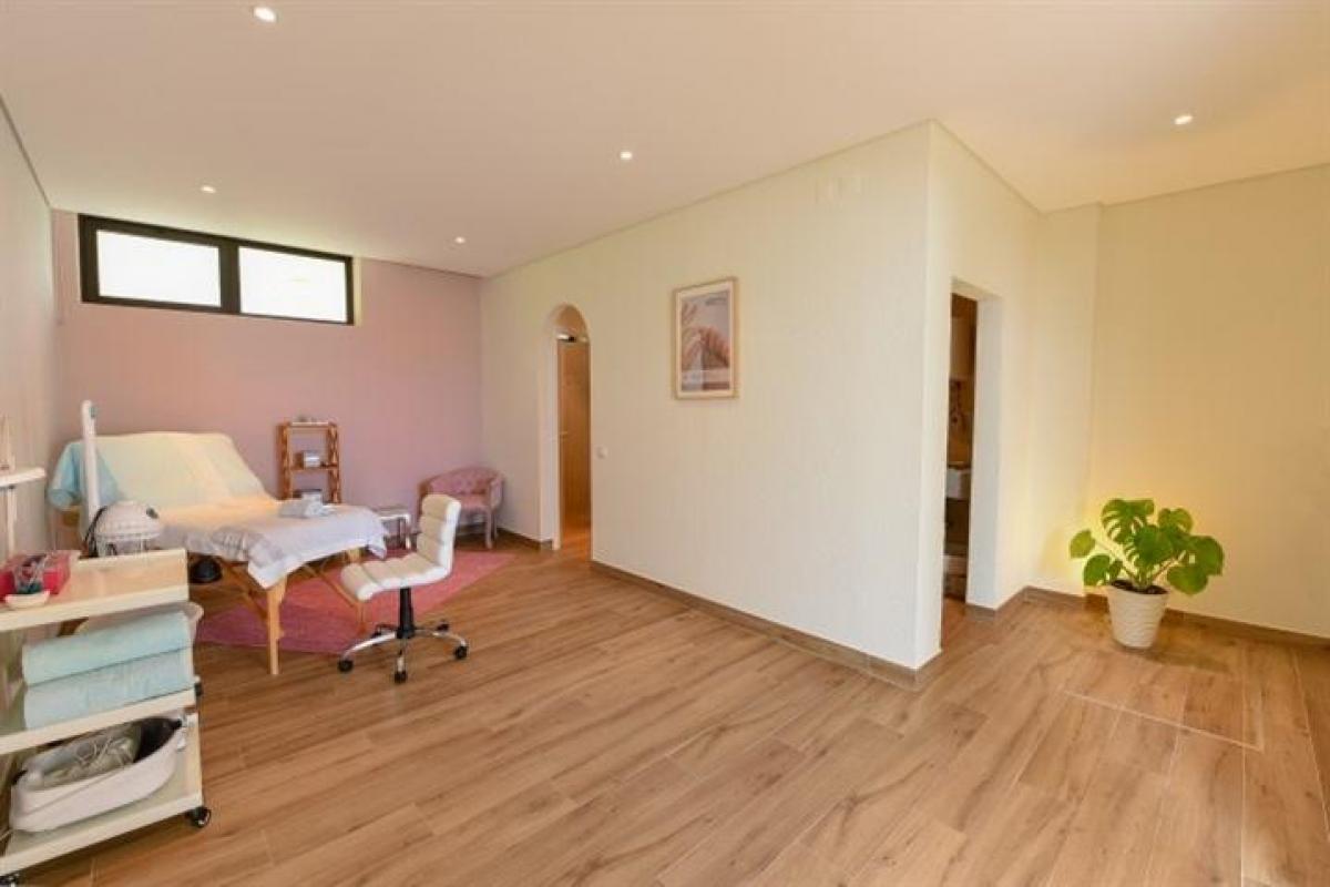 967m² Shop in Lagos, Portugal No. 8025