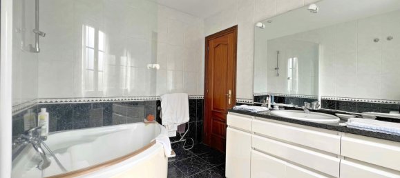 8 bedrooms House in Betanzos, Spain No. 128415 16