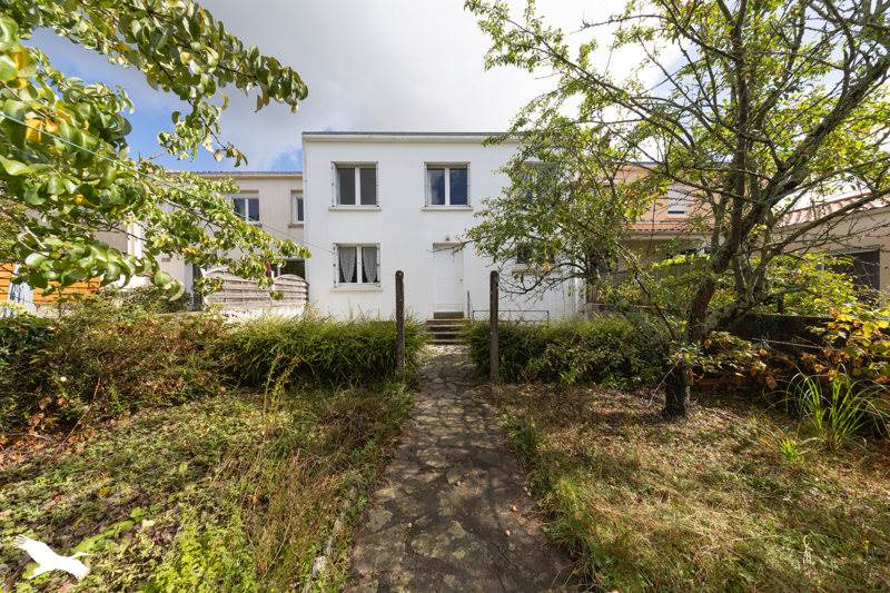  Castillos de 3 dormitorios en La Roche-sur-Yon, France No. 343711