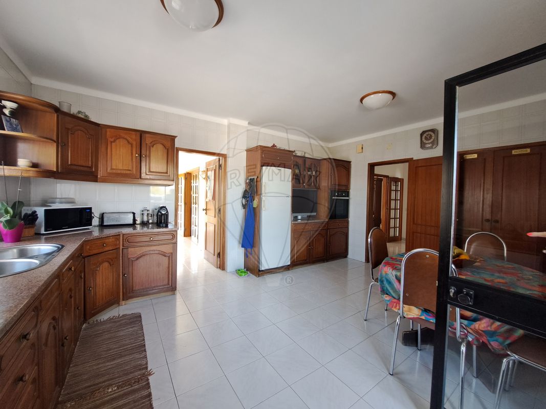 Дом с 6 спальнями в Montenegro, Португалия № 23940