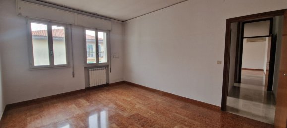 5 rooms Apartment in Chioggia, Italy No. 143090 3
