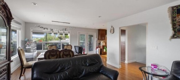 6 bedrooms House in British Columbia, Canada No. 1091 10