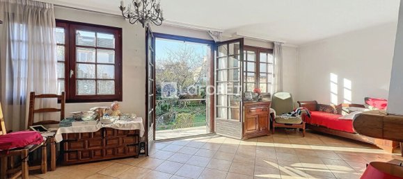 2 bedrooms House in Saint-Cyr-l'Ecole, France No. 169137 3