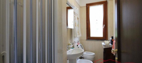 Villa de 2 dormitorios en Lucca, Italy No. 48012 15