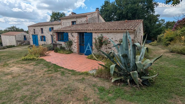 5 bedrooms House in La Roche-sur-Yon, France No. 286081