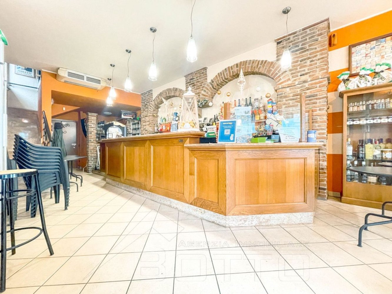 94m² Commercial property in Oleggio, Italy No. 379710