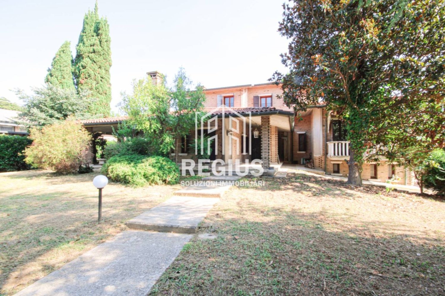 Villa de 5 dormitorios en Santa Maria di Sala, Italy No. 259300