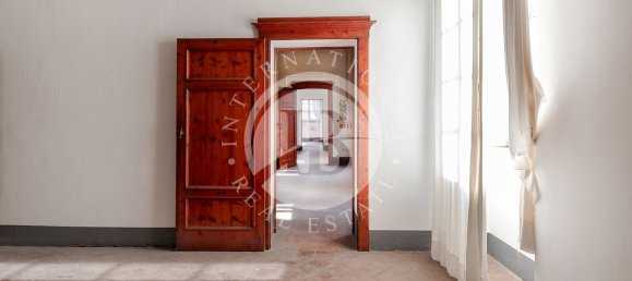 6 bedrooms Villa in Lucca, Italy No. 87952 16