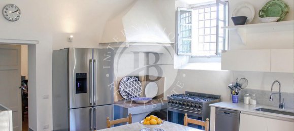 6 bedrooms Villa in Lucca, Italy No. 87952 3