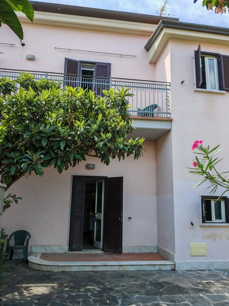 4 rooms House in Carrara, Italy No. 298814