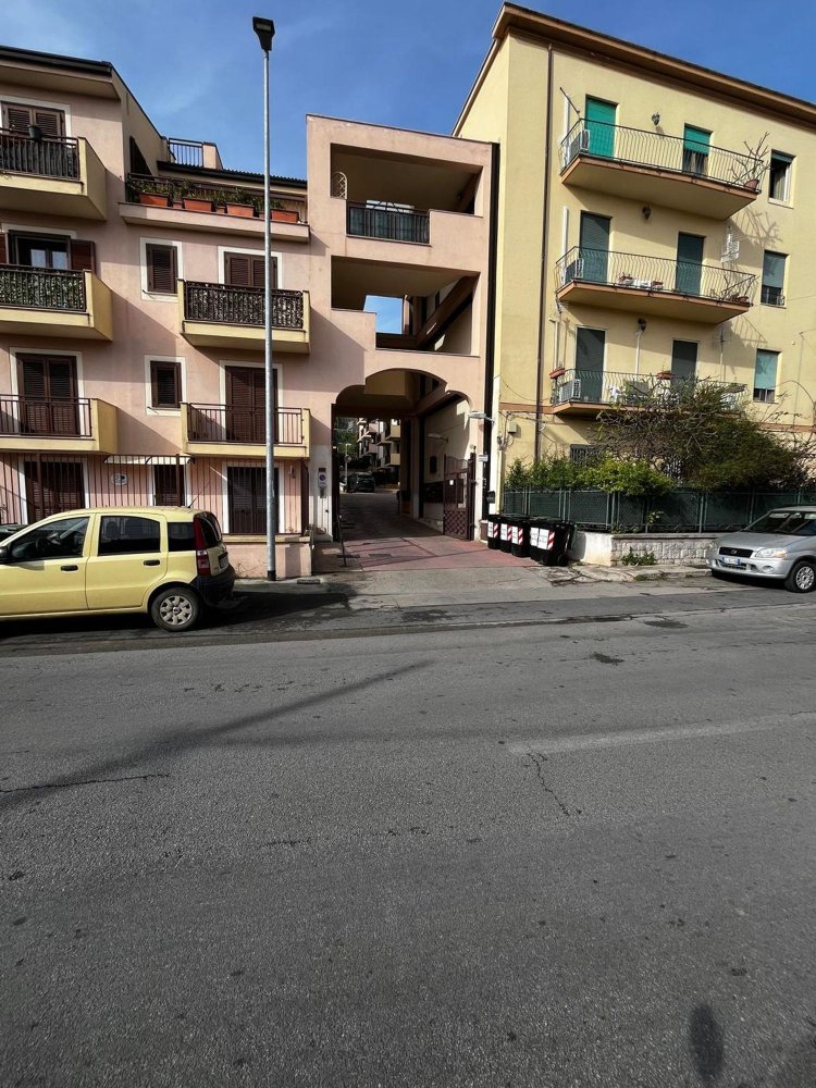Apartamento de 4 dormitorios en Palermo, Italy No. 401668