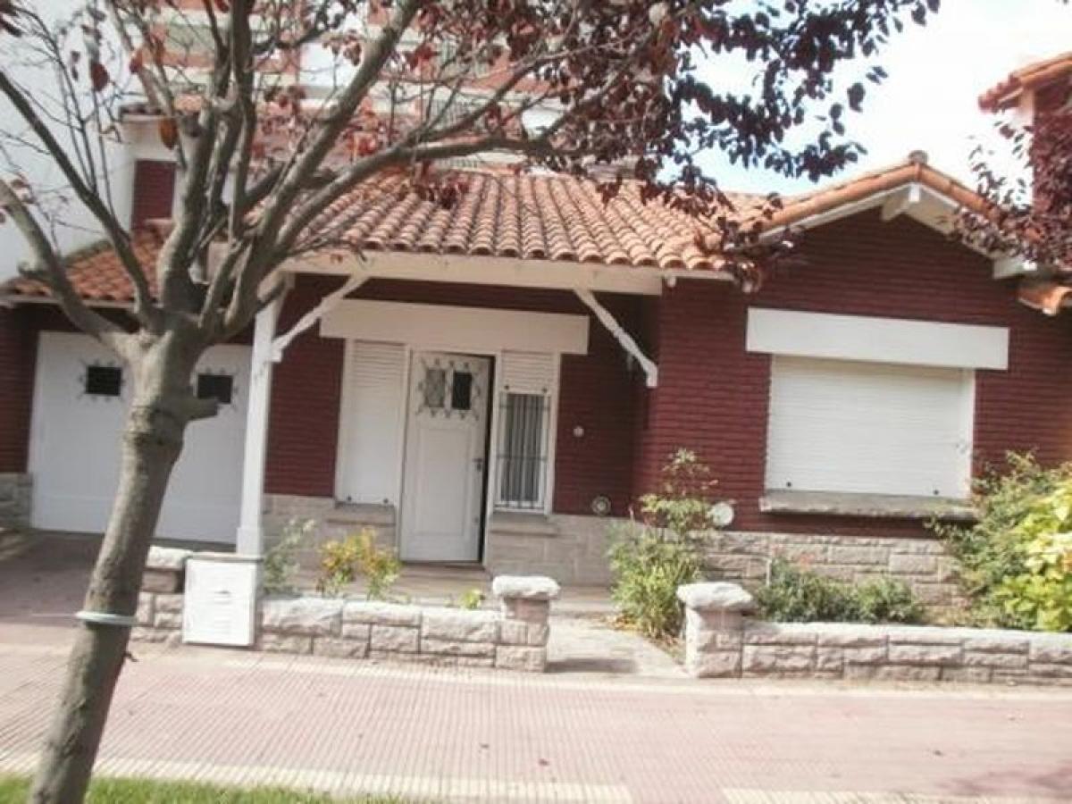 3 bedrooms House in Mar del Plata, Argentina No. 71700