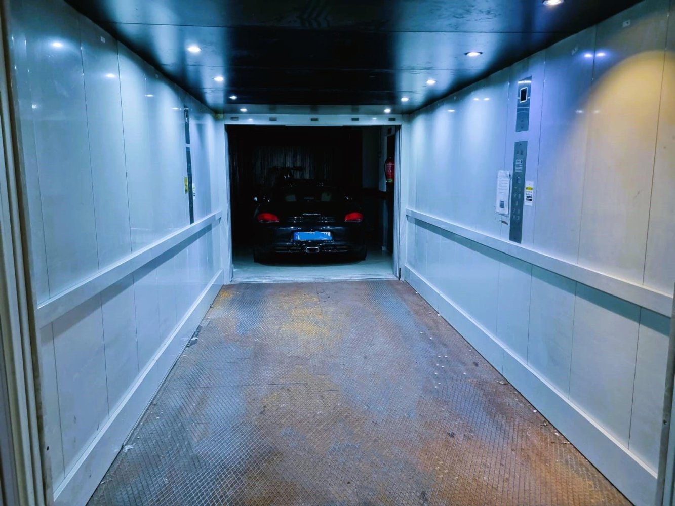 13m² Garage in Madrid, Spain No. 102558