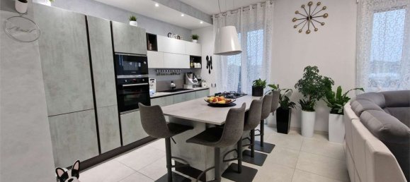 3 rooms Apartment in Como, Italy No. 5874 7