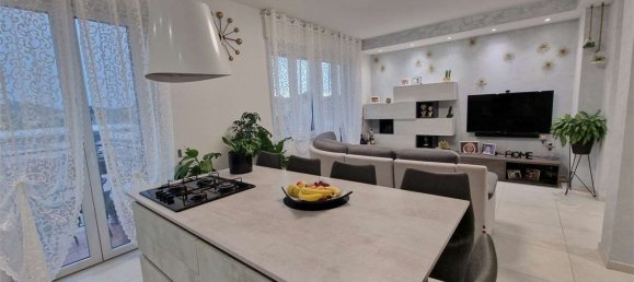 3 rooms Apartment in Como, Italy No. 5874 2