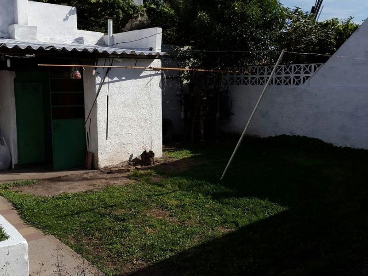 Casa de 2 dormitorios en General San Martín, Argentina No. 19855