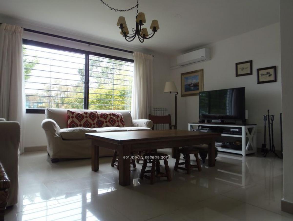 Casa de 3 dormitorios en Canelones, Uruguay No. 1403