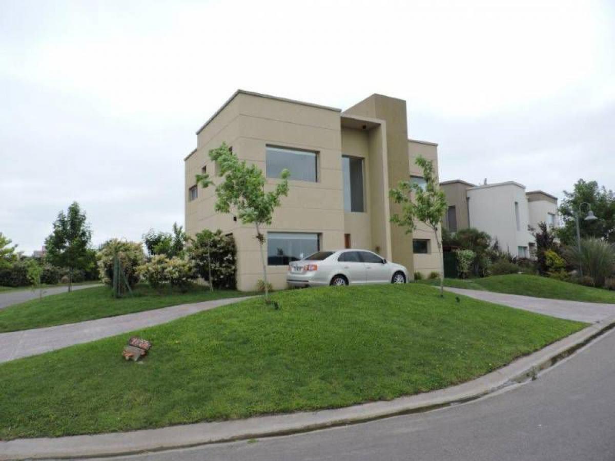 3 bedrooms House in Berazategui, Argentina No. 5083