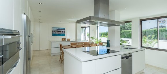 5 bedrooms Villa in Marbella, Spain No. 77543 15