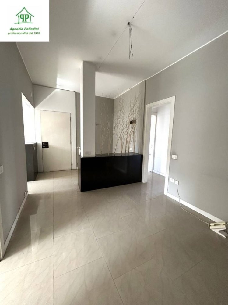 1 room Office in Varese, Italy No. 259946