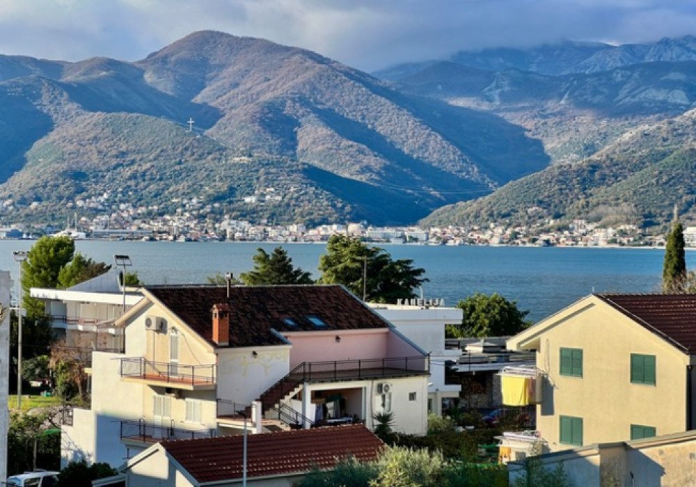 2 bedrooms Apartment in Tivat, Montenegro No. 1784