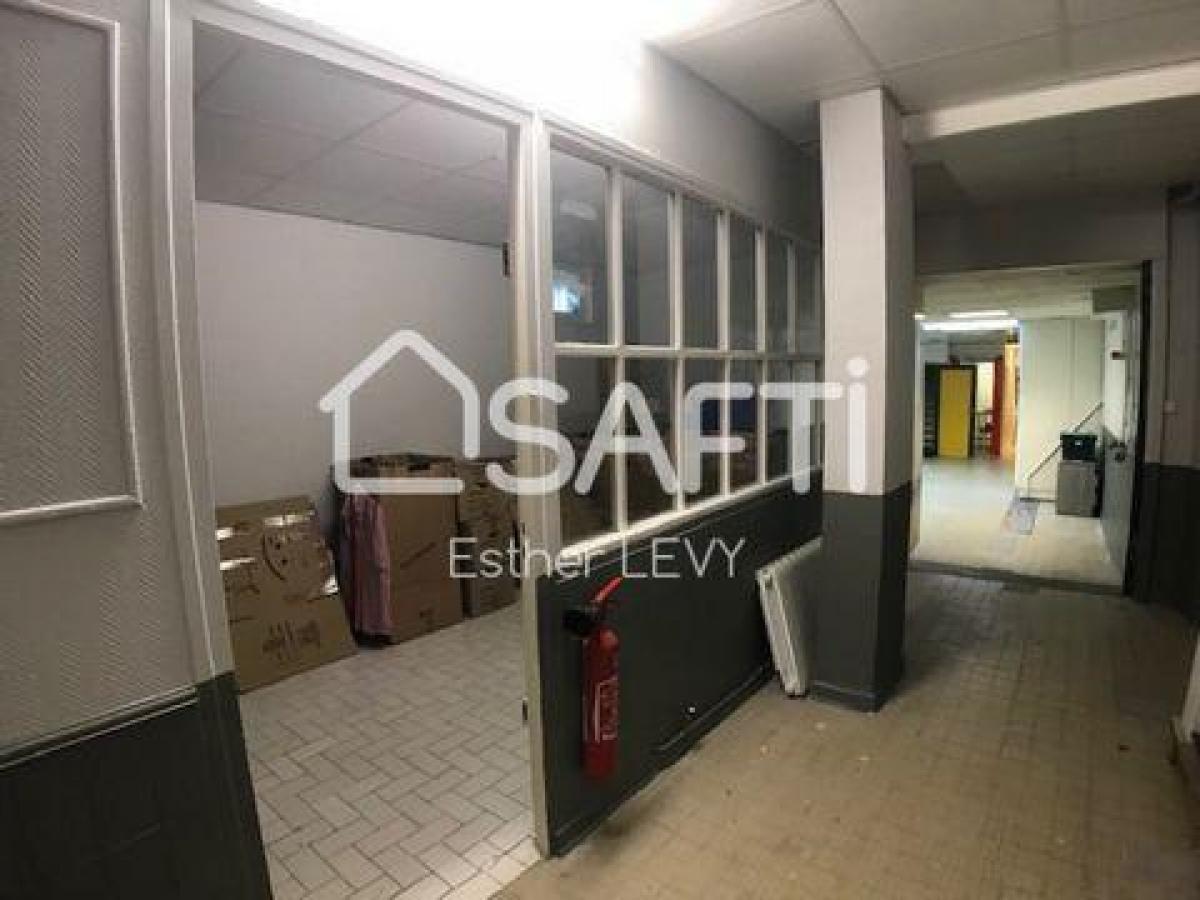 220m² Office in Montreuil, France No. 20503